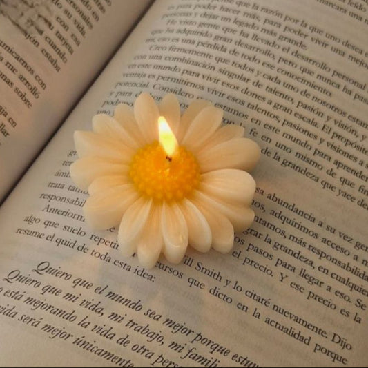 Daisy Candle